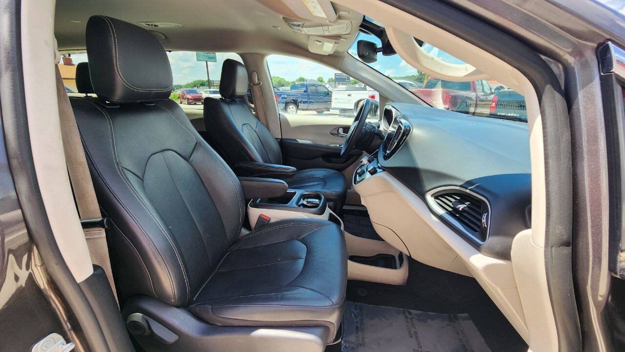 Used 2022 Chrysler Pacifica Touring-L FWD image 18