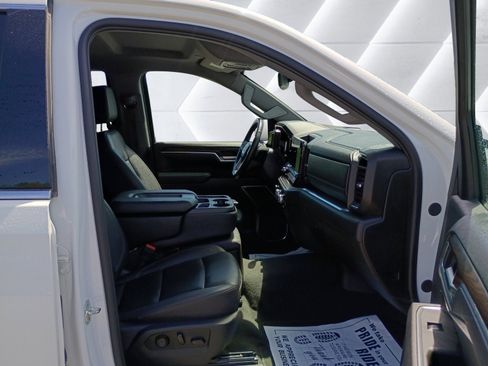 Used 2025 GMC Sierra 1500 SLT AWD/4WD image 16