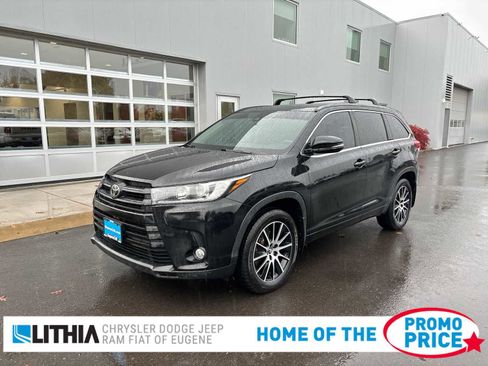 Used 2017 Toyota Highlander SE image 1
