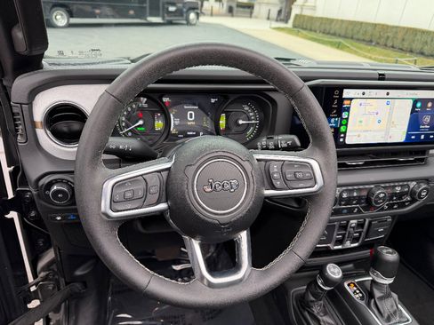 Used 2025 Jeep Wrangler Sahara w/ Safety Group image 17