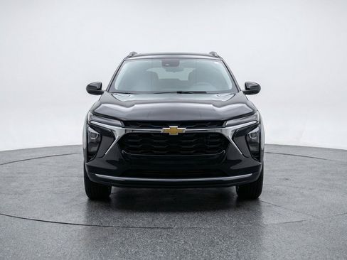 Used 2025 Chevrolet Trax LT FWD image 2