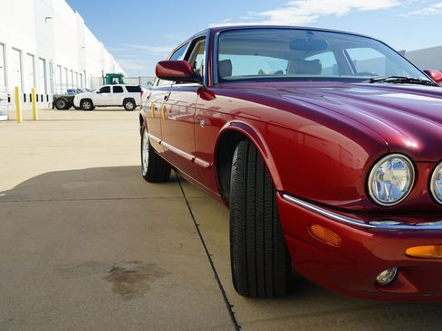 Used 1999 Jaguar XJ8 image 33