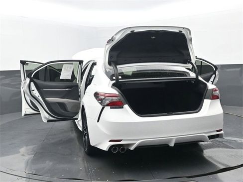 Used 2024 Toyota Camry SE image 34