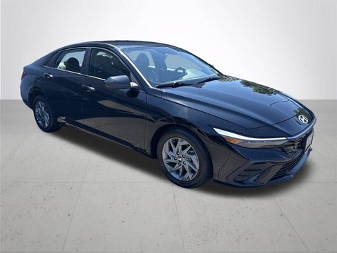 Used 2024 Hyundai Elantra SEL FWD image 4