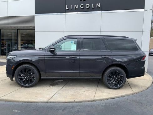 New 2026 Lincoln Navigator Reserve w/ Jet Appearance Package AWD/4WD image 9