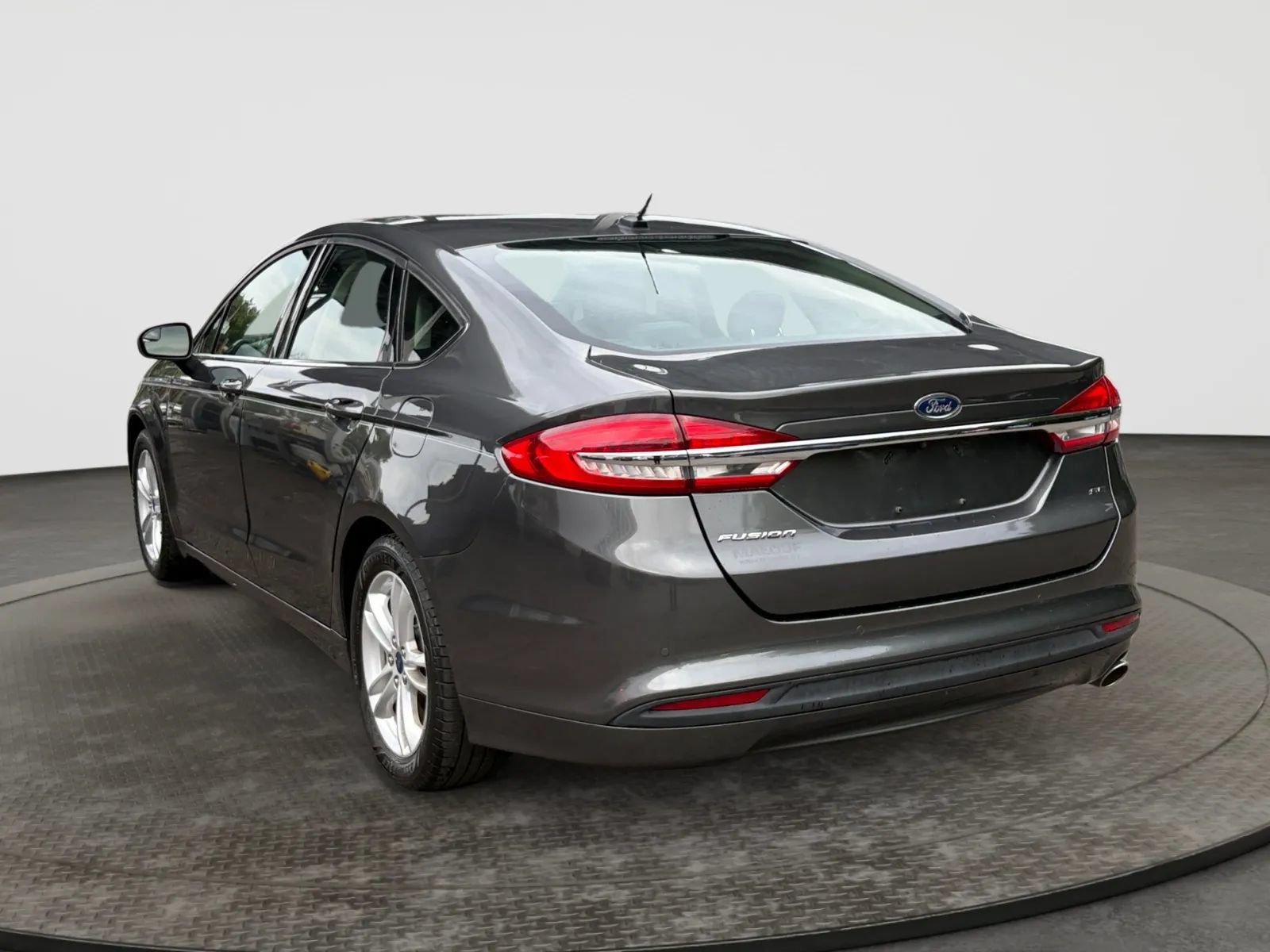 Used 2018 Ford Fusion SE w/ Fusion SE Technology Package FWD image 8
