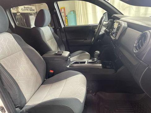 Used 2022 Toyota Tacoma TRD Off-Road AWD/4WD image 26