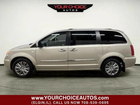 Used 2014 Chrysler Town & Country Touring-L FWD image 2