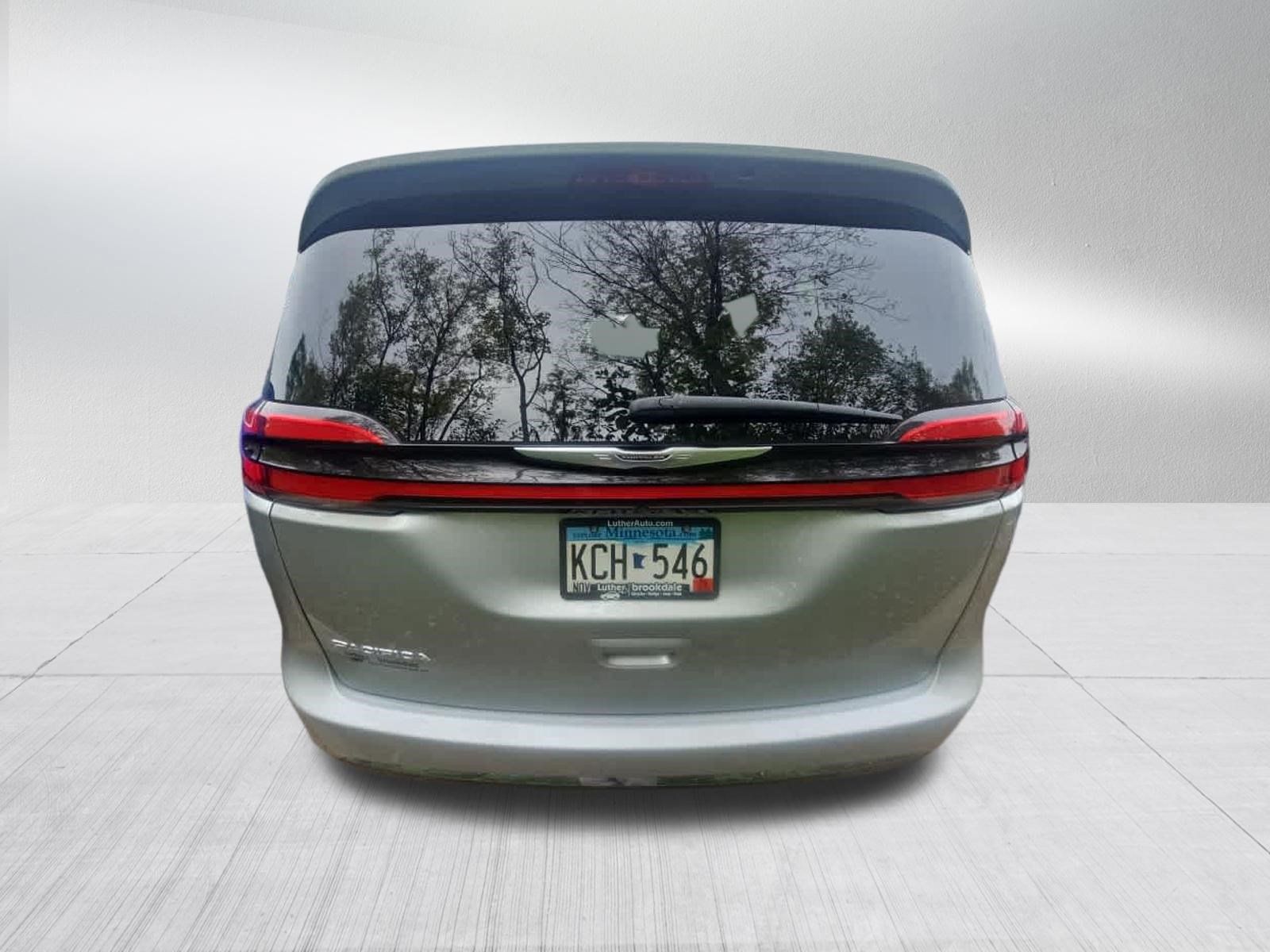 Used 2022 Chrysler Pacifica Touring-L FWD image 5
