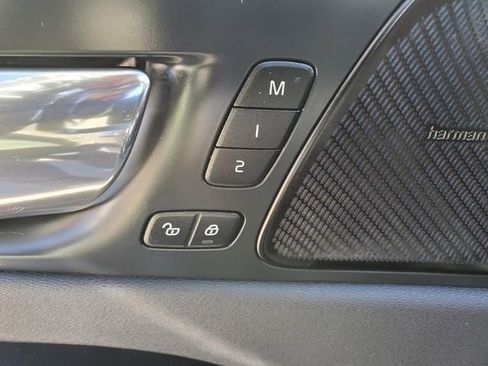 Used 2019 Volvo XC60 T5 Momentum w/ Multimedia Package image 19