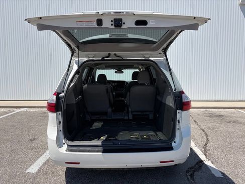 Used 2018 Toyota Sienna XLE w/ Carpet Mat Package FWD image 18