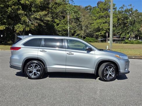 Used 2018 Toyota Highlander LE image 37
