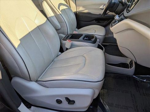 Used 2017 Chrysler Pacifica Platinum image 21