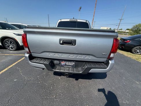 Used 2019 Toyota Tacoma TRD Sport image 4