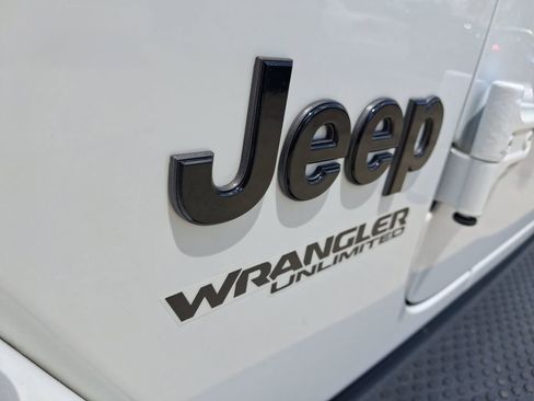 Used 2021 Jeep Wrangler Unlimited Sahara AWD/4WD image 30