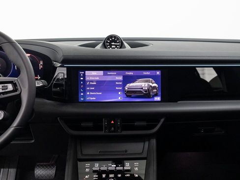 New 2026 Porsche Macan 4 Electric image 15