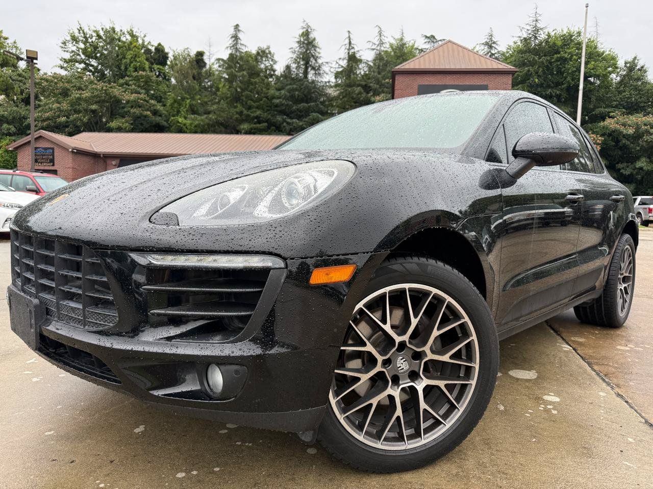 Used 2018 Porsche Macan AWD/4WD image 1
