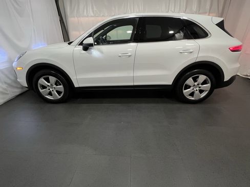 Certified 2022 Porsche Cayenne image 2