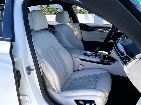 Used 2022 BMW 740i w/ M Sport Package image 8