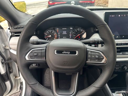 Used 2025 Jeep Compass Limited image 28