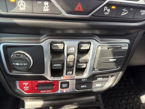 Used 2020 Jeep Wrangler Unlimited Rubicon w/ LED Lighting Group AWD/4WD image 19
