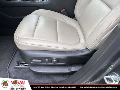 Used 2023 Chevrolet Traverse LT FWD image 19