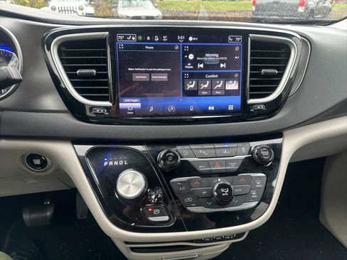 Certified 2024 Chrysler Pacifica Touring-L image 7