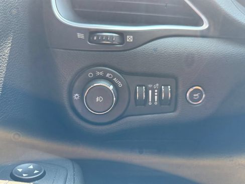 Used 2021 Jeep Cherokee Trailhawk w/ Comfort/Convenience Group AWD/4WD image 22