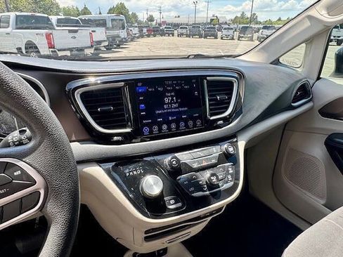 Used 2017 Chrysler Pacifica Touring Plus FWD image 17