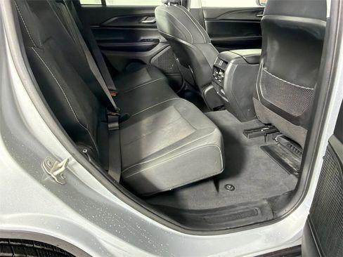 Used 2023 Jeep Grand Cherokee Laredo image 15