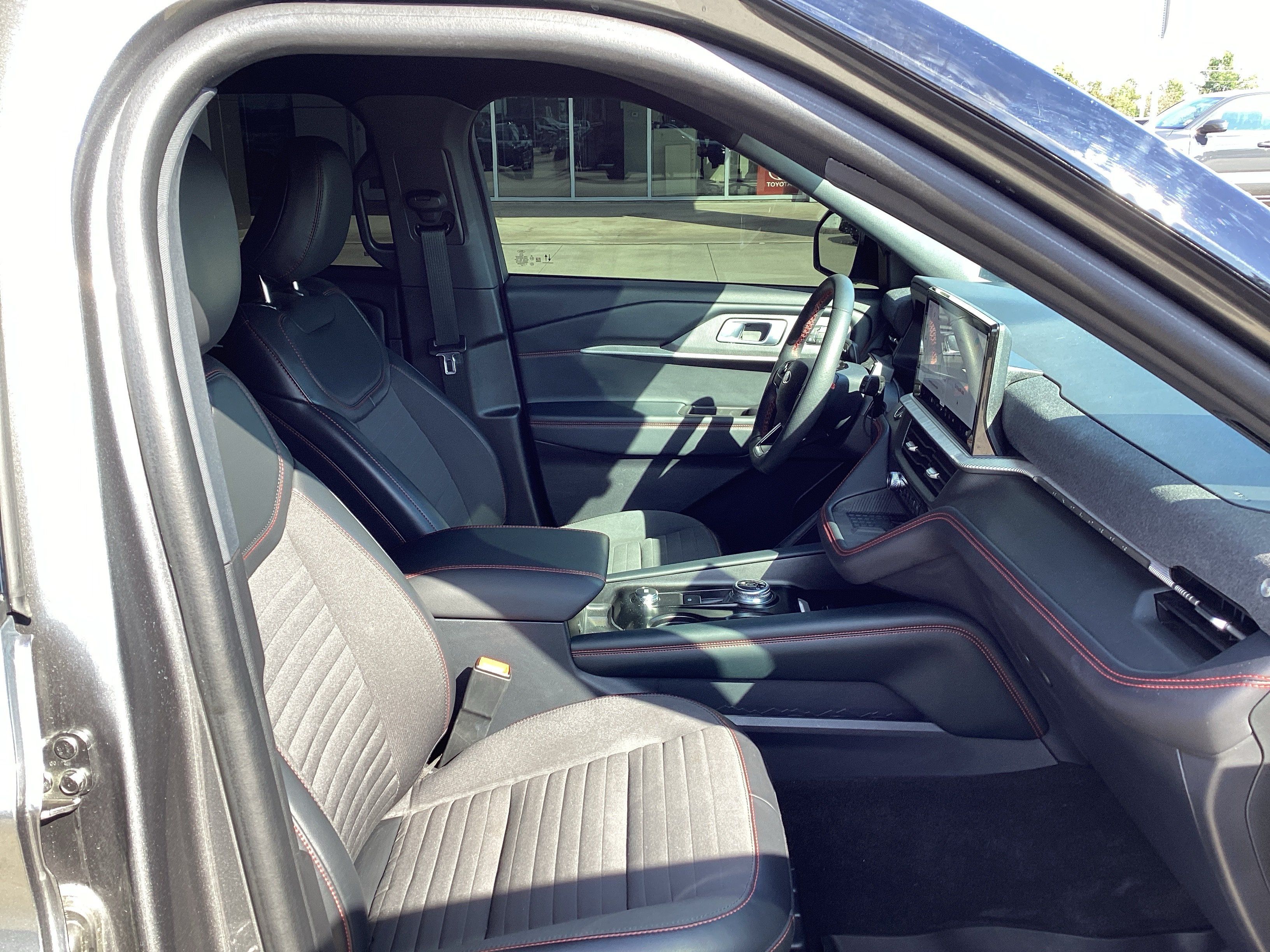 Used 2025 Ford Explorer ST-Line w/ Premium Package RWD image 15