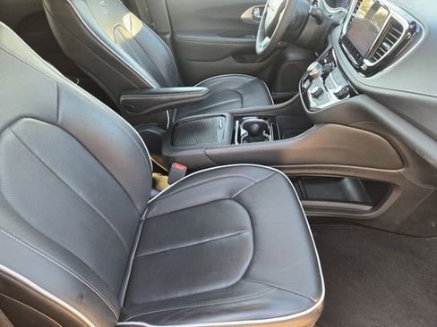 Used 2025 Chrysler Pacifica Limited image 15