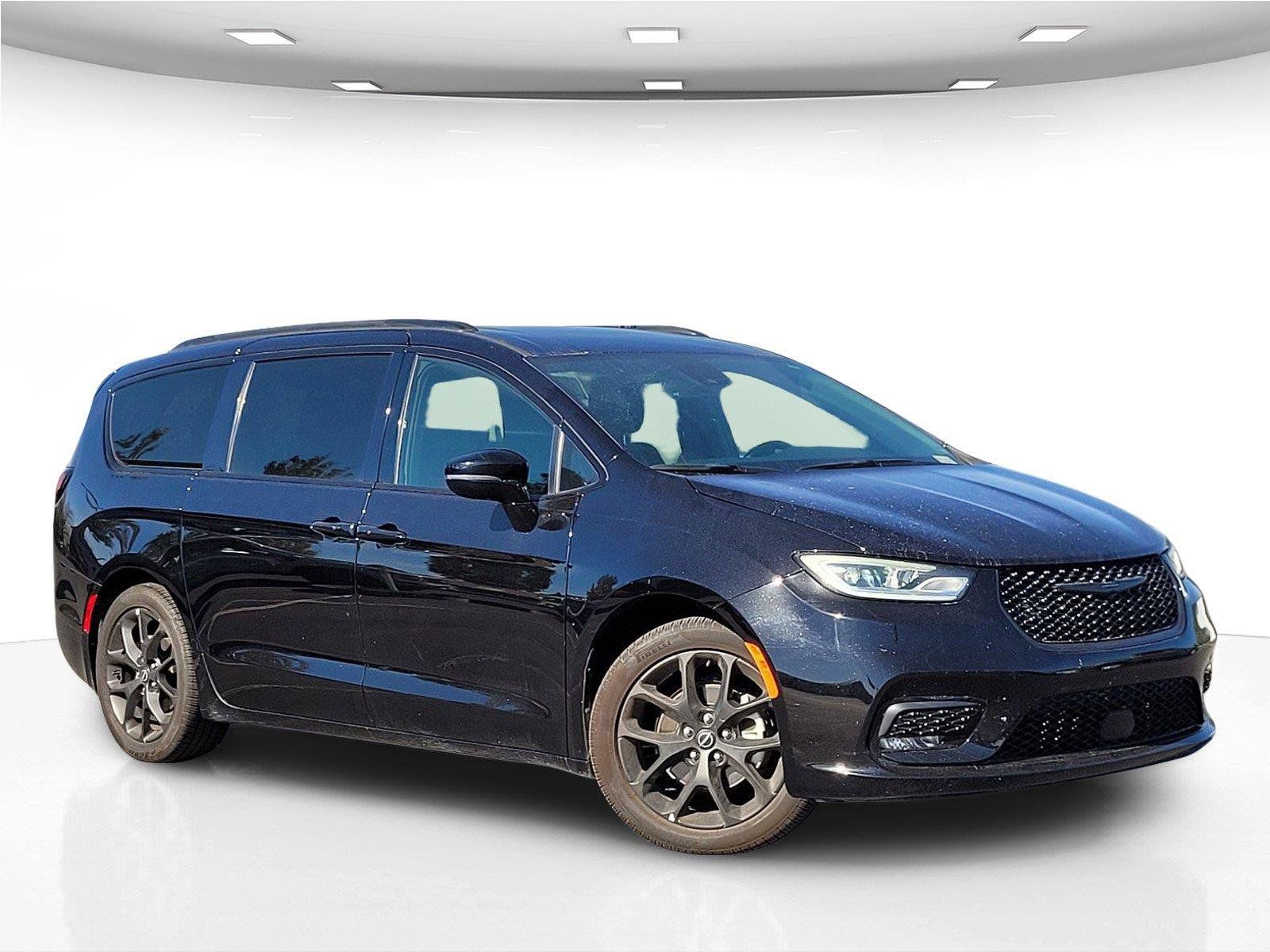 Used 2025 Chrysler Pacifica Limited FWD image 2