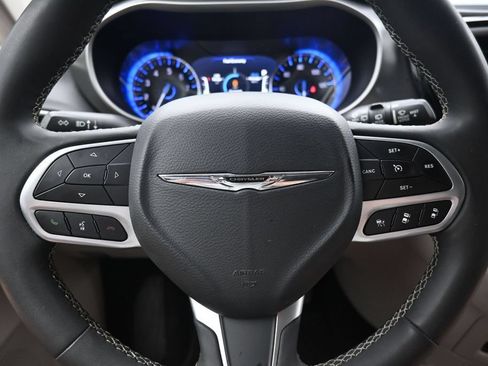 Used 2023 Chrysler Pacifica Touring-L FWD image 18