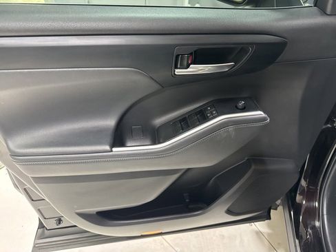 Used 2022 Toyota Highlander XLE image 11