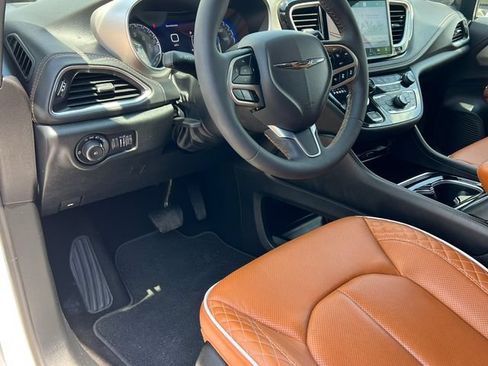 Used 2024 Chrysler Pacifica Pinnacle AWD/4WD image 19