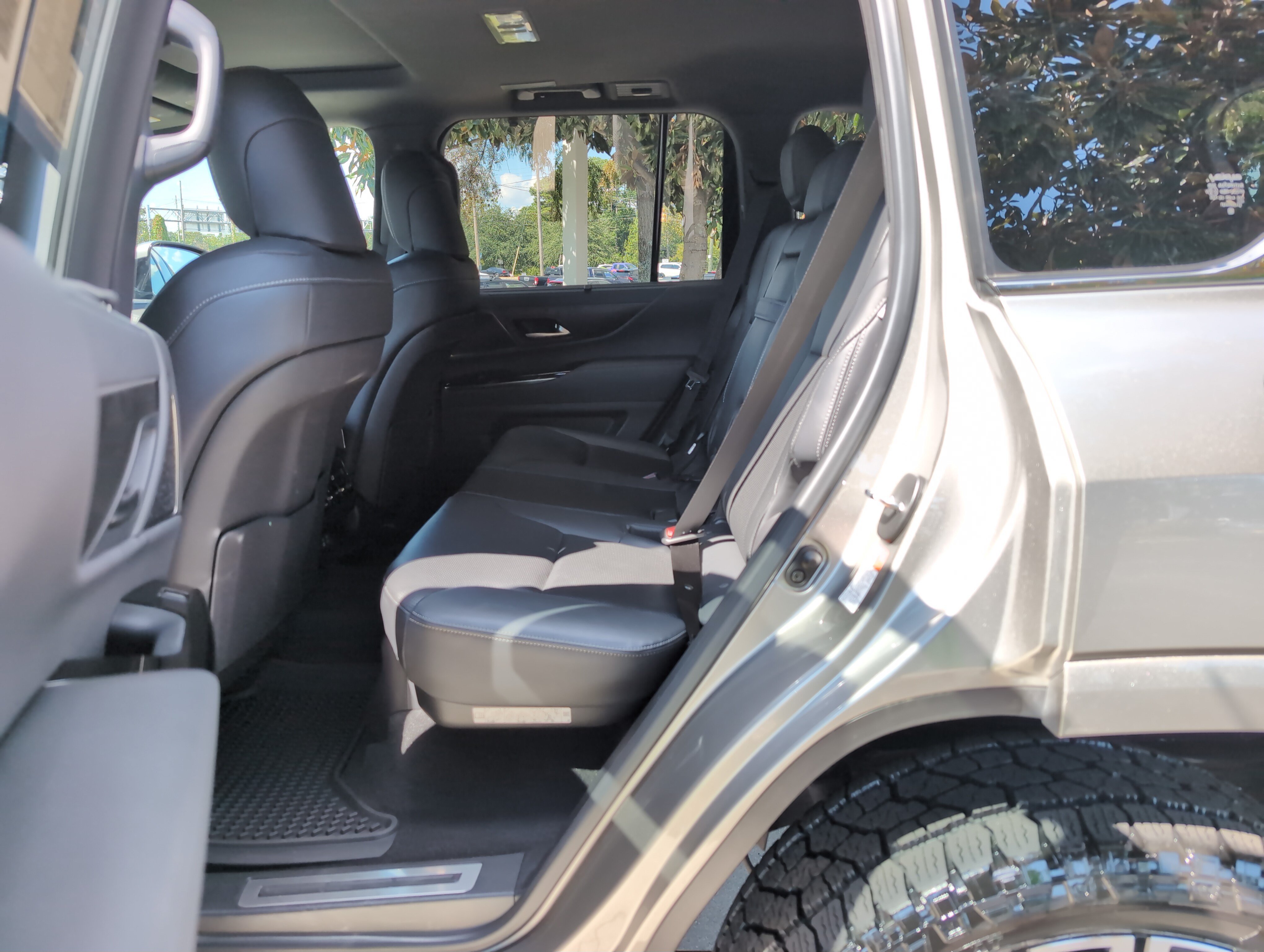 Used 2024 Lexus LX 600 4WD w/ Luxury Package image 31