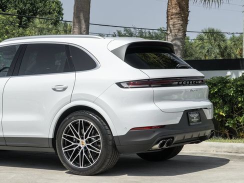 Used 2024 Porsche Cayenne AWD/4WD image 5