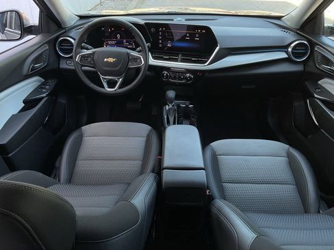 Used 2025 Chevrolet Trax LT w/ LT Convenience Package image 19