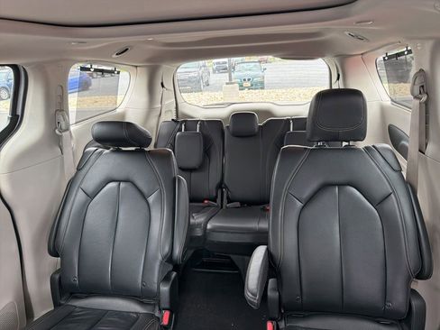 Used 2022 Chrysler Pacifica Touring-L AWD/4WD image 12