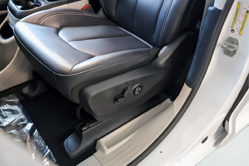 Used 2024 Chrysler Pacifica Limited FWD image 10