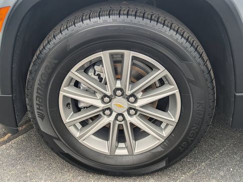 Used 2023 Chevrolet Traverse LT FWD image 11
