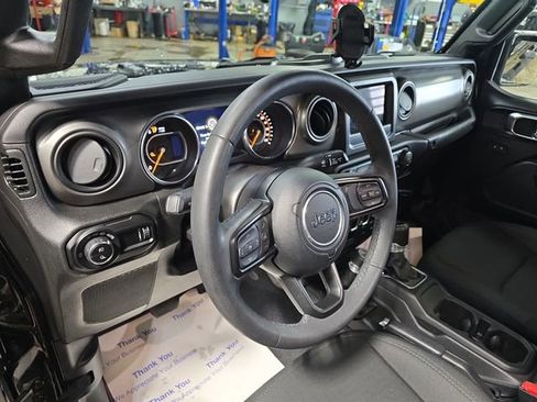 Used 2023 Jeep Gladiator Sport image 19