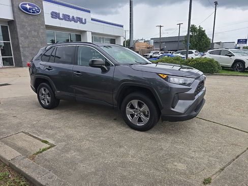 Used 2022 Toyota RAV4 LE AWD/4WD image 2