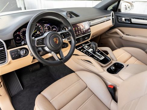 Used 2023 Porsche Cayenne Platinum Edition image 4
