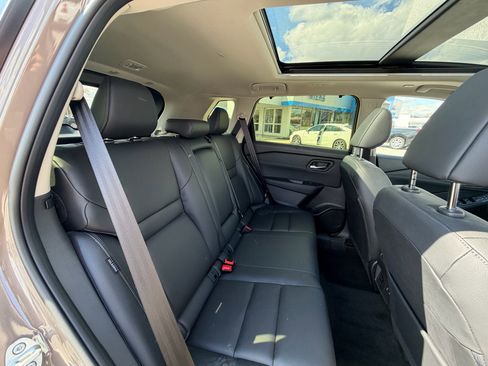 Used 2025 Nissan Rogue SL w/ Tech Package image 14