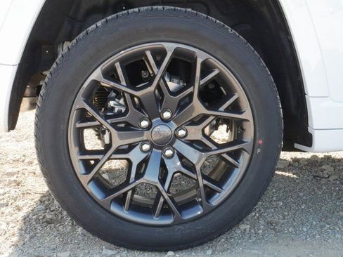 New 2025 Jeep Grand Cherokee Summit image 10