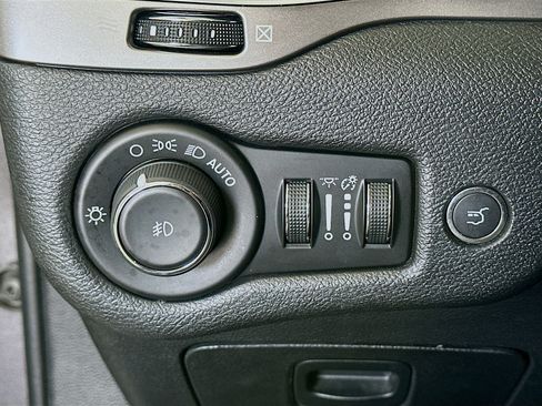 Used 2019 Jeep Cherokee Limited AWD/4WD image 17