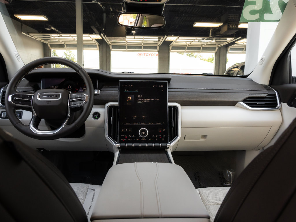 Used 2025 GMC Acadia Denali AWD/4WD image 21