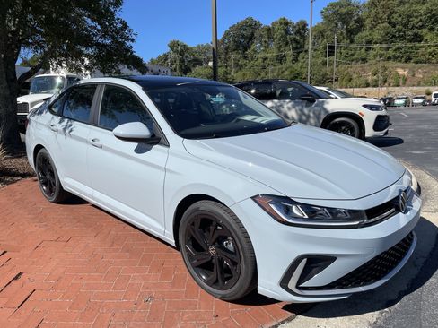 New 2026 Volkswagen Jetta SE image 3